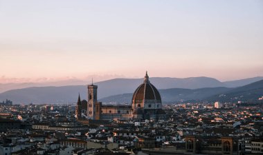 Arno nehri, Ponte Vecchio, Kubbe ve eski kasabanın bulunduğu Firenze 'de (Floransa) günbatımının manzarası.