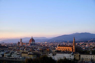 Arno nehri, Ponte Vecchio, Kubbe ve eski kasabanın bulunduğu Firenze 'de (Floransa) günbatımının manzarası.