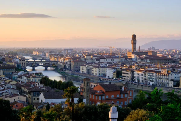 Arno nehri, Ponte Vecchio, Kubbe ve eski kasabanın bulunduğu Firenze 'de (Floransa) günbatımının manzarası.