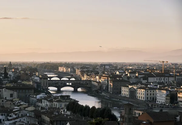 アルノ川の高さからフィレンツェ フィレンツェ の夕日の景色 ヴェッキオ橋 ドーム旧市街 — ストック写真