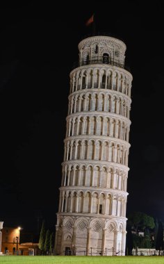 Gece Kubbe Meydanı 'ndaki Pisa Kulesi ve Baptistery' nin uzun pozlu fotoğrafları.
