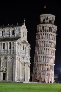 Gece Kubbe Meydanı 'ndaki Pisa Kulesi ve Baptistery' nin uzun pozlu fotoğrafları.