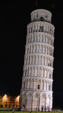 Gece Kubbe Meydanı 'ndaki Pisa Kulesi ve Baptistery' nin uzun pozlu fotoğrafları.