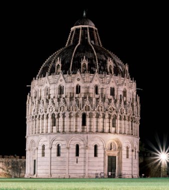 Gece Kubbe Meydanı 'ndaki Pisa Kulesi ve Baptistery' nin uzun pozlu fotoğrafları.