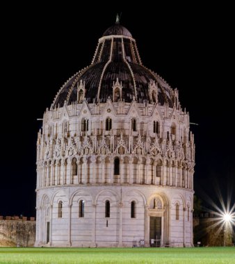 Gece Kubbe Meydanı 'ndaki Pisa Kulesi ve Baptistery' nin uzun pozlu fotoğrafları.