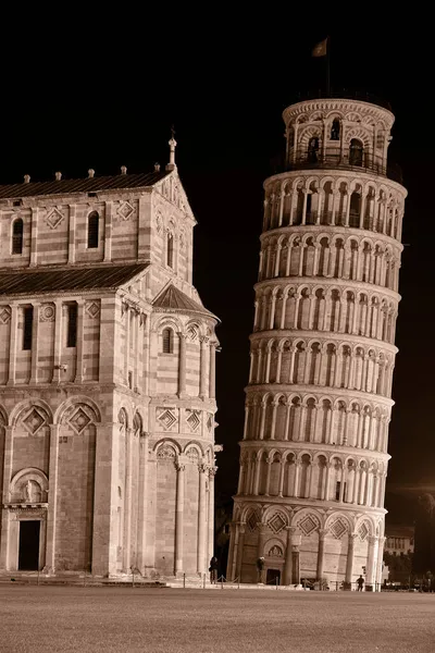 Langzeitbelichtung Des Turms Von Pisa Und Des Baptisteriums Bei Nacht — Stockfoto