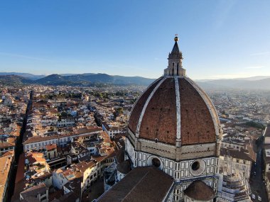 Cattedrale di San Giovanni 'nin Floransa, Toskana, İtalya' daki Campanile di Giotto 'nun tepesinden çekilmiş kubbesinin resmi.