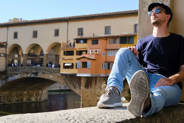 Portret Mężczyzny Okularach Przeciwsłonecznych Beret Ponte Vecchio Florencji Toskania Włochy — Zdjęcie stockowe