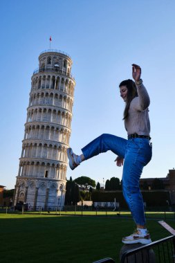 Tuscany İtalya 'daki Pisa kulesiyle poz veren güzel bir Arjantin modeli.
