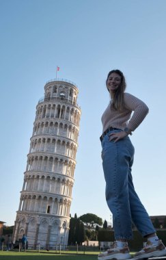 Tuscany İtalya 'da Pisa kulesiyle poz veren güzel bir Arjantinli kadın model.