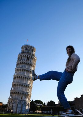 Tuscany İtalya 'da Pisa kulesiyle poz veren güzel bir Arjantinli kadın model.