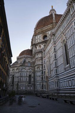 Firenze 'deki Duomo meydanının alternatif manzarası, ve Cattedrale di santa maria del fiore, campanille di giotto ve battistero di san giovanni