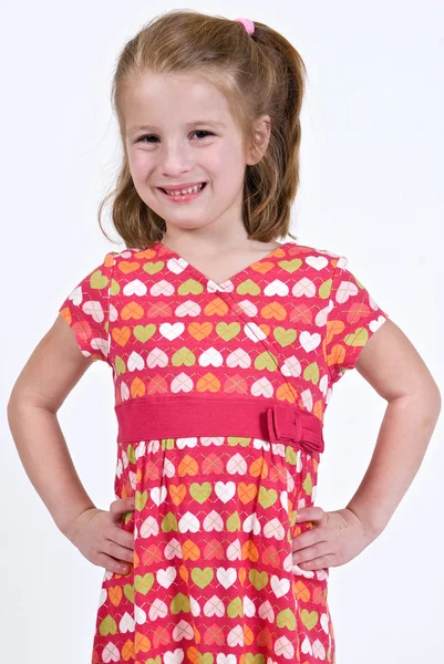 Menina caucasiana jovem em um vestido de padrão de coração — Fotografia de Stock