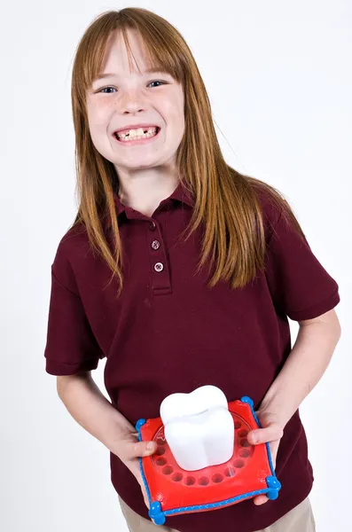 Giovane ragazza caucasica con i denti mancanti in attesa sulla fatina dei denti — Foto Stock