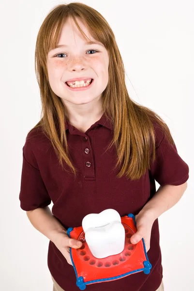 Jeune fille caucasienne avec des dents manquantes attendant sur la fée des dents — Photo