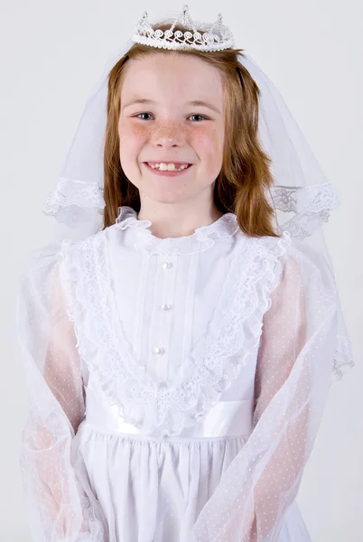 Jeune fille dans sa robe de première communion — Photo