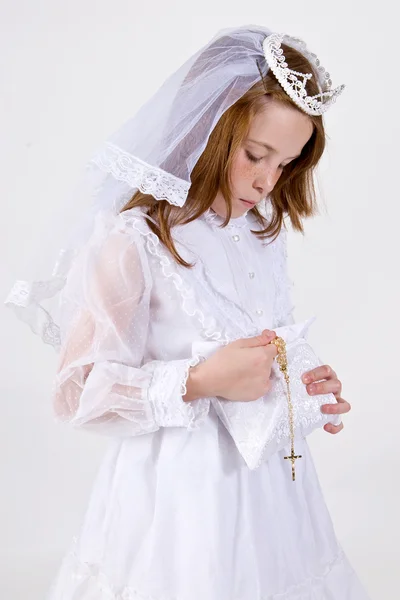 Jeune fille dans sa robe de première communion — Photo