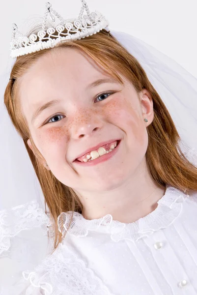 Genç kız ilk Komünyon elbisesiyle — Stok fotoğraf