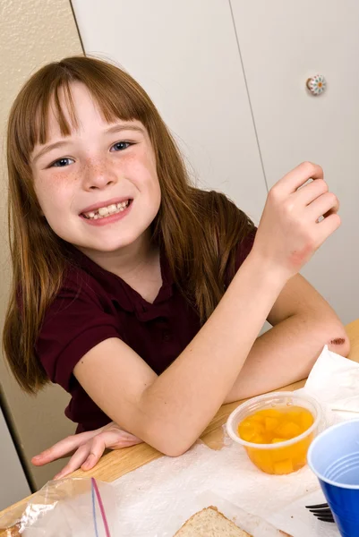 Niña de la escuela comiendo un almuerzo saludable — Foto de Stock