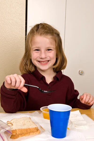 Junges Schulmädchen isst ein gesundes Mittagessen — Stockfoto