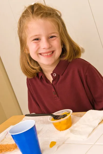 Niña de la escuela comiendo un almuerzo saludable — Foto de Stock