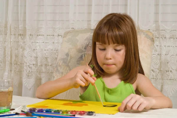 Молодая девушка рисует — стоковое фото