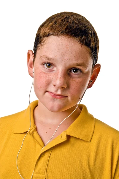 Niño escuchando reproductor de MP3 con auriculares en los oídos —  Fotos de Stock