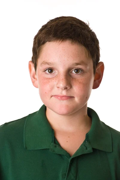 Yeşil okul üniforması polo gömlek giymiş genç çocuk — Stok fotoğraf