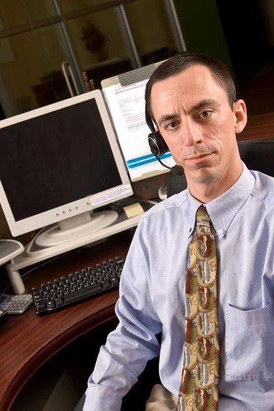 Caucasiano Masculino Recepcionista ou Representante de Atendimento ao Cliente com Auricular — Fotografia de Stock