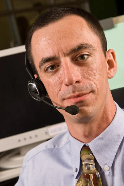 Recepcionista masculino caucásico o representante de servicio al cliente con auriculares — Foto de Stock