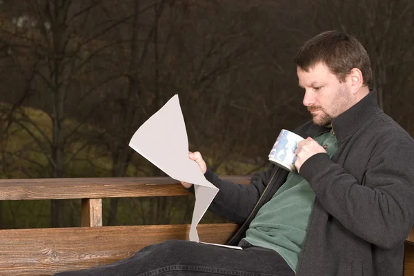 Jeune homme avec café et journal — Photo