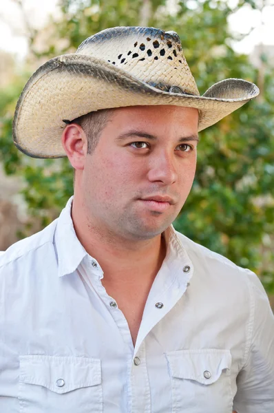 Vaquero caucásico con sombrero de vaquero — Foto de Stock