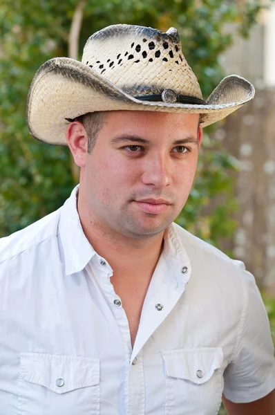 Cow-boy caucasien portant un chapeau de cow-boy — Photo