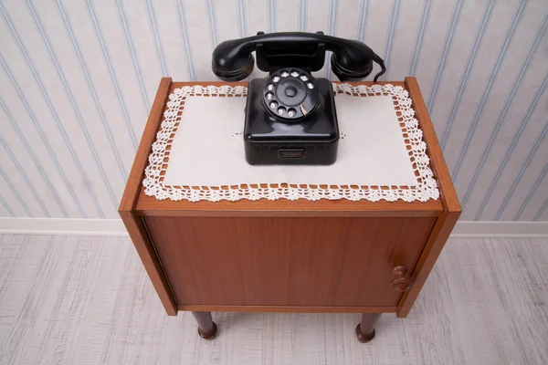 Telefon auf dem Nachttisch — Stockfoto
