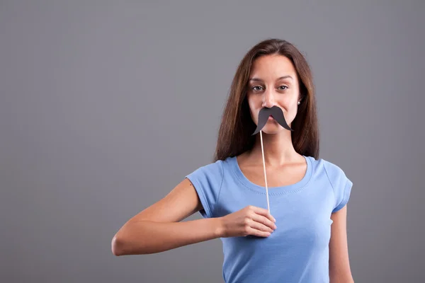 Chica bigote falso sonriendo — Foto de Stock