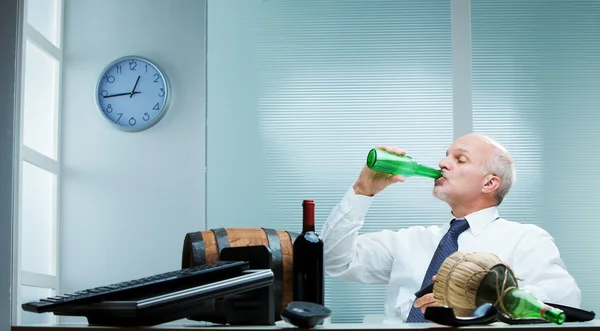 Muž pití v práci — Stock fotografie