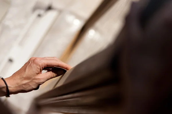 Hand einer Frau, die Armaturen schleift — Stockfoto