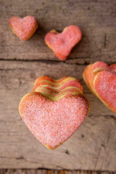 Tahta arka planda kalp şeklinde kurabiyeler — Stok fotoğraf