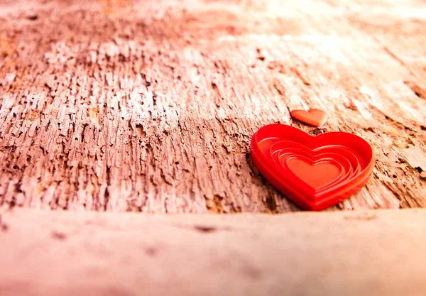 Ahşap arka plan üzerinde kırmızı kalplerin sevgi — Stok fotoğraf