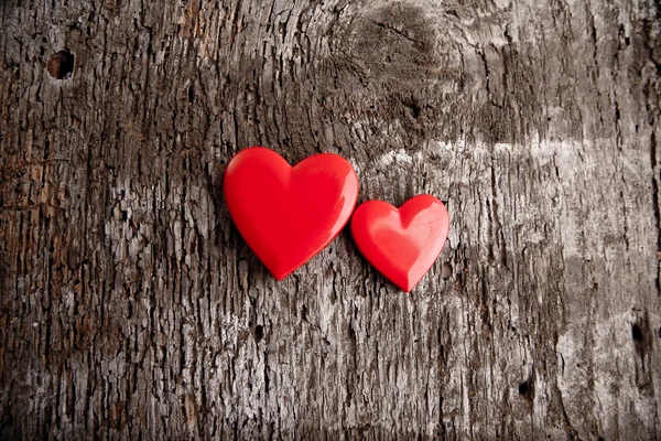 Любовь красных сердец на деревянном фоне — стоковое фото