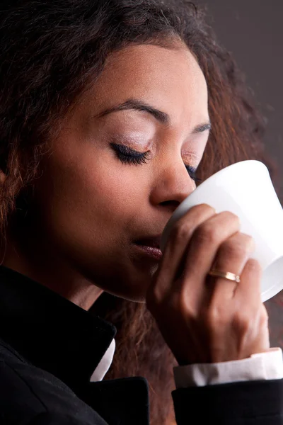 Schöne Frau trinkt Kaffee — Stockfoto