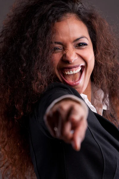 Vackra leende kvinna pekande finger — Stockfoto