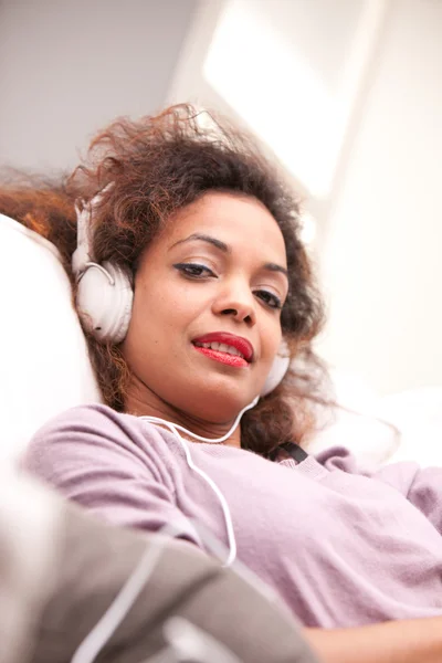 Mooie afroamerican vrouw op een sofa — Stockfoto