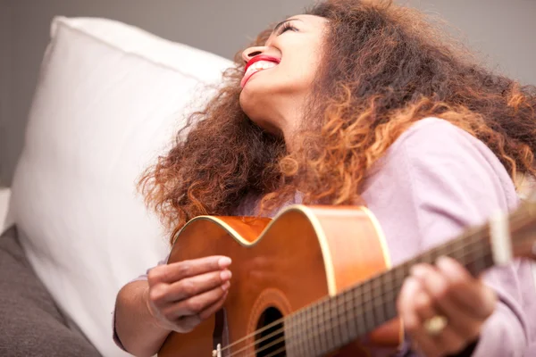 Hermosa chica afroamericana divertirse tocando la guitarra —  Fotos de Stock