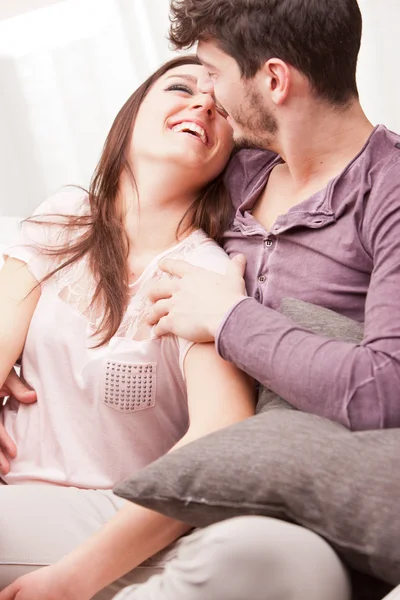 Paar van gelukkige geliefden lachend elkaar — Stockfoto