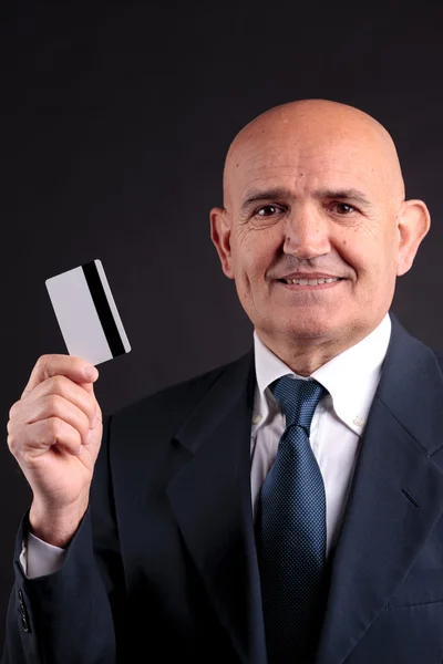 Vecchio uomo d'affari con carta di credito e cellulare — Foto Stock