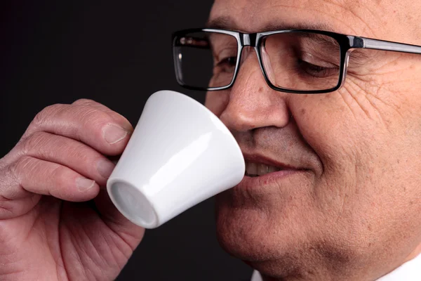 Vieil homme d'affaires avec une tasse de café — Photo
