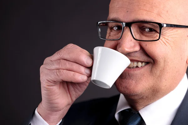 Vieil homme d'affaires avec une tasse de café — Photo