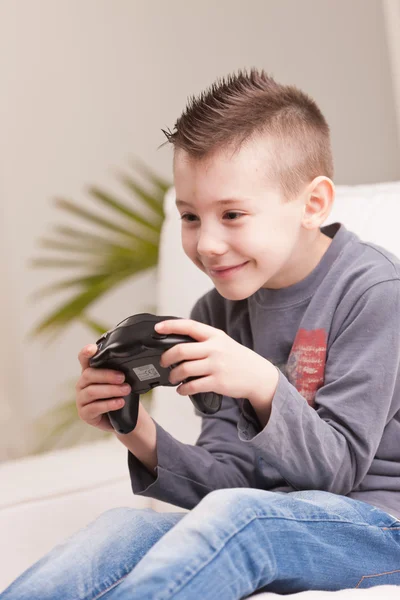 Kleiner Junge spielt Videospiele — Stockfoto