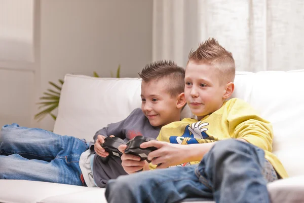 Dos niños jugando videojuegos — Foto de Stock